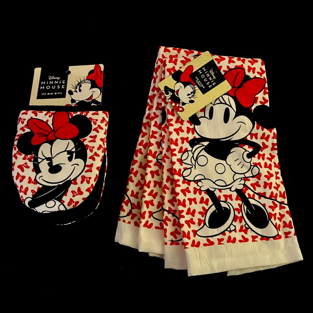 Minnie Mouse Kitchen Towels and Oven Mitts